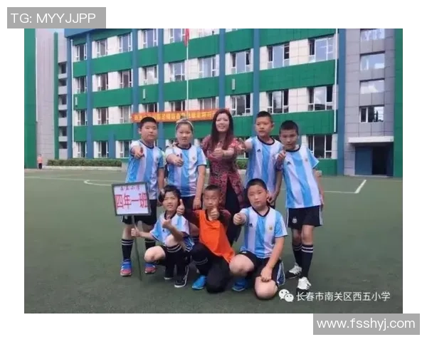 激情与荣耀交织的绿茵场Nike足球明星广告展现运动之美与梦想追逐